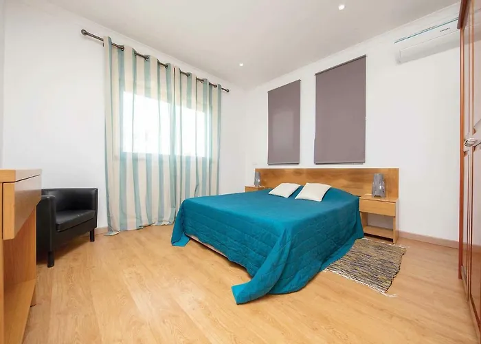 Villa Ruana - 5 Bedrooms On Suite- Free Out Door Hot Jacuzzi - By Bedzy