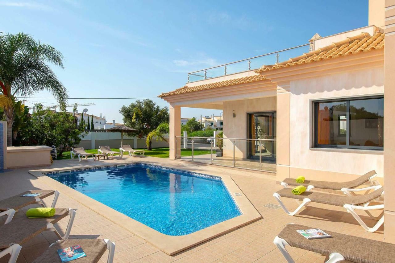 Ruana - 5 Bedrooms On Suite- Free Out Door Hot Jacuzzi - By Bedzy *