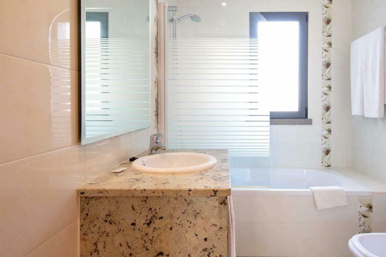 Villa Ruana - 5 Bedrooms On Suite- Free Out Door Hot Jacuzzi - By Bedzy