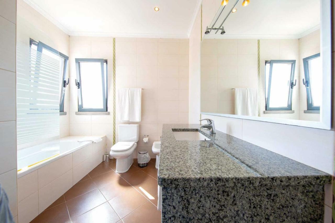 Villa Ruana - 5 Bedrooms On Suite- Free Out Door Hot Jacuzzi - By Bedzy