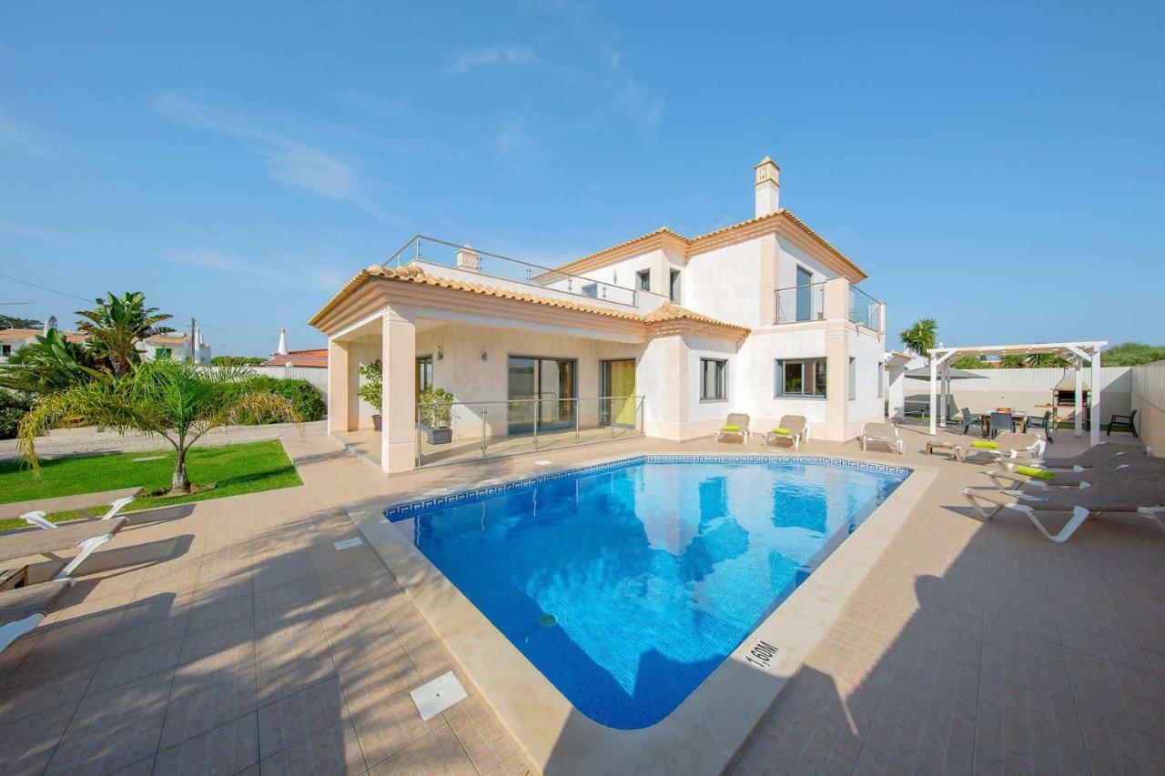 Ruana - 5 Bedrooms On Suite- Free Out Door Hot Jacuzzi - By Bedzy *